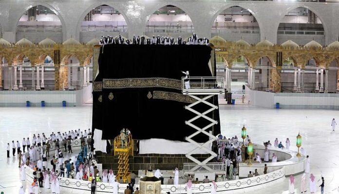 Kiswa of Holy Kaaba Raised to Mark Beginning of Hajj 2024